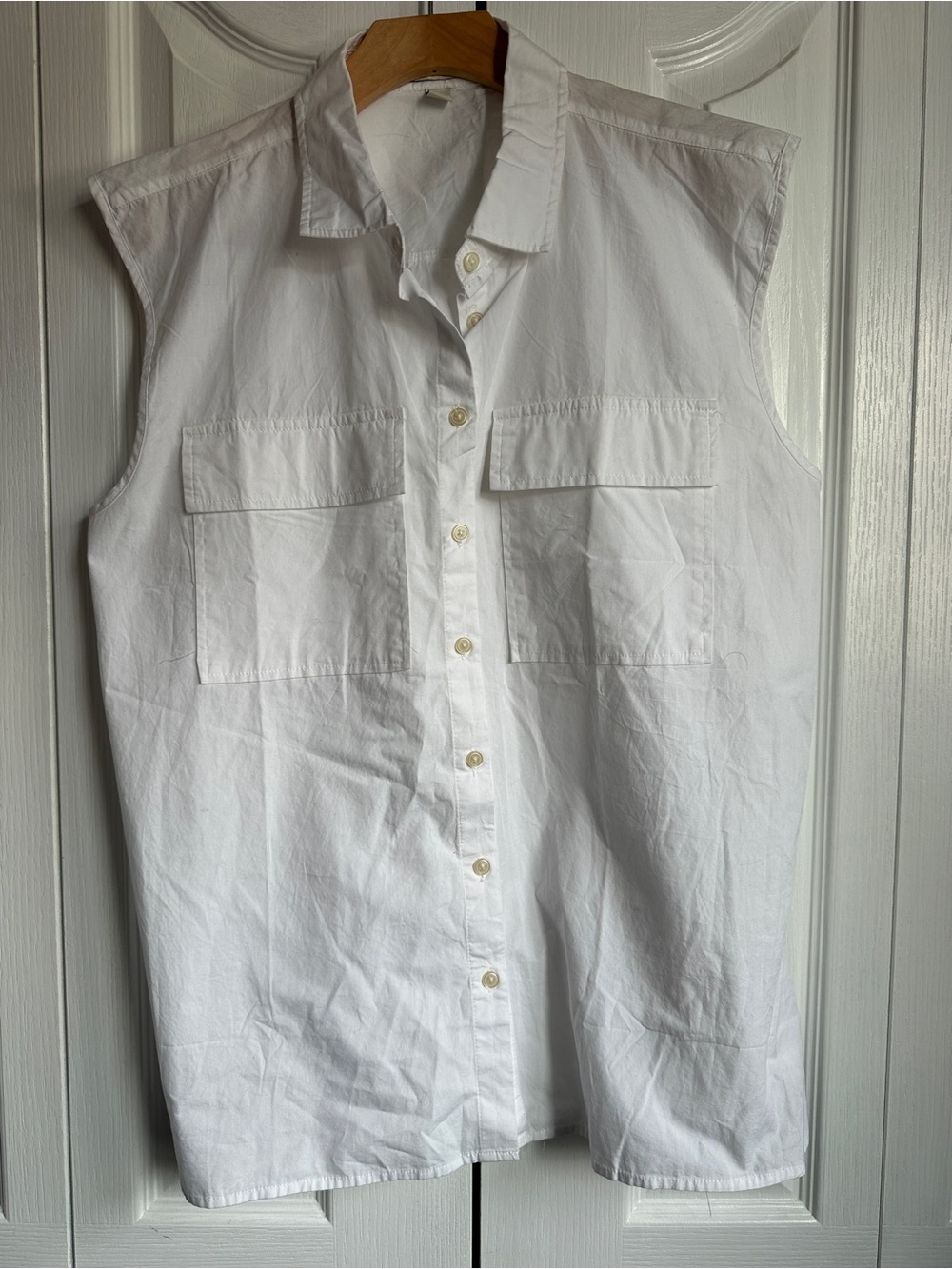 Women's White Sleeveless Button-Down Shirt Chest Pockets Size Large 100% Cotton